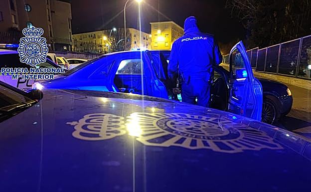 Un agente de la Policía Nacional registra el coche. 