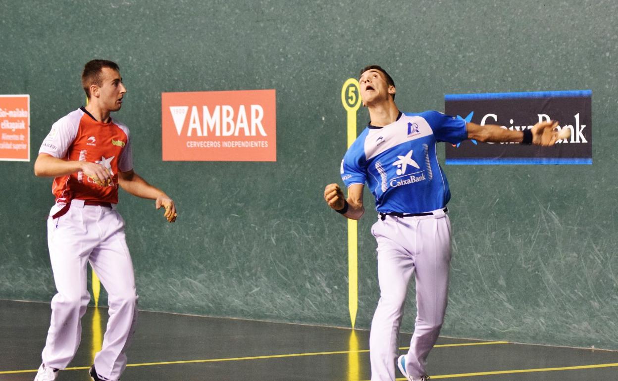 Javier Zabala golpea la pelota ante Bakaikoa. 