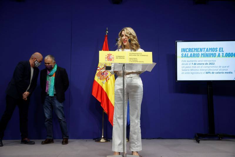 La vicepresidenta y ministra de Trabajo, Yolanda Díaz, junto a los líderes de CC OO y UGT. 