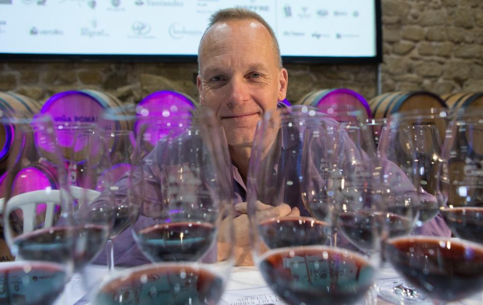 El master of wine Tim Atkin, entre vinos. 