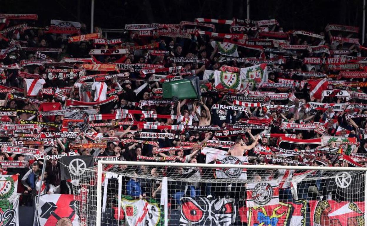 Aficionados del Rayo Vallecano en el partido copero ante el Betis. 