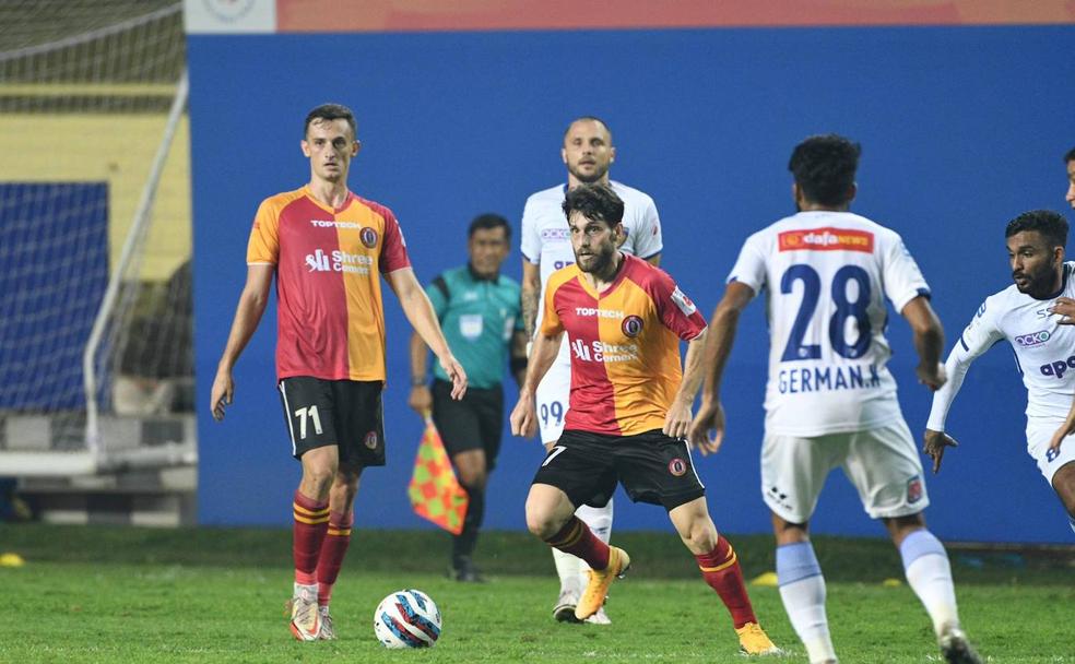 El estreno. Fran Sota, en un momento del partido de su debut en el fútbol indio.