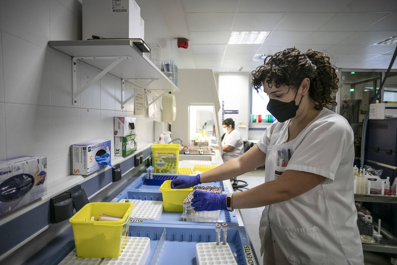 Fotos: Dentro del laboratorio de Microbiología del Hospital San Pedro