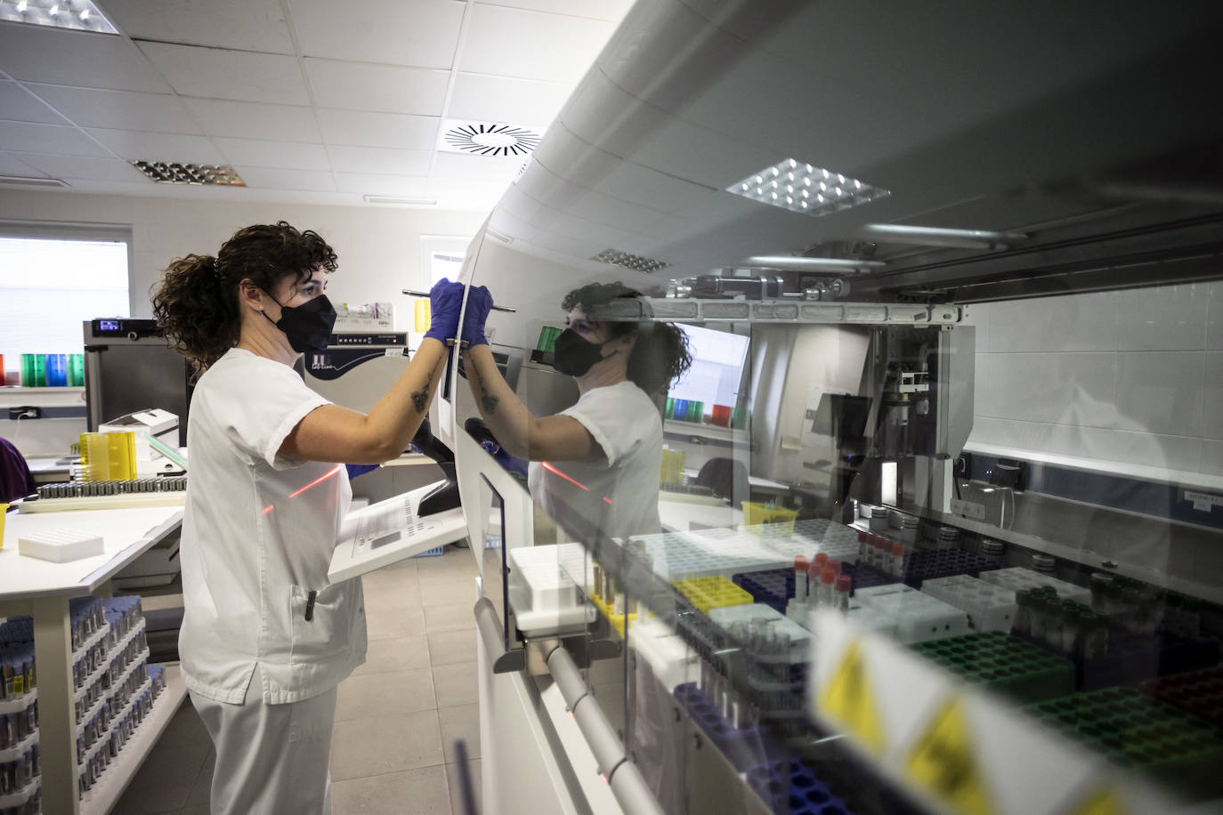 Fotos: Dentro del laboratorio de Microbiología del Hospital San Pedro