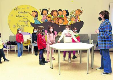 Imagen secundaria 1 - Arriba, visita de Concha Andreu al CIBIR. A la izquierda, a concejala de igualdad Eva Tobías recibe a los participantes en los talleres sobre mujeres científicas. A la derecha, exposición 'Ellas ilustran botánica'. 