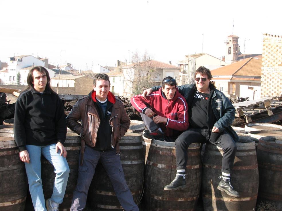 Javi, Josetxu, Rufo y Txitxarro, en la campa de Alcanadre, frente al Punkiklub, durante los ensayos de diciembre de 2006 para el regreso. 