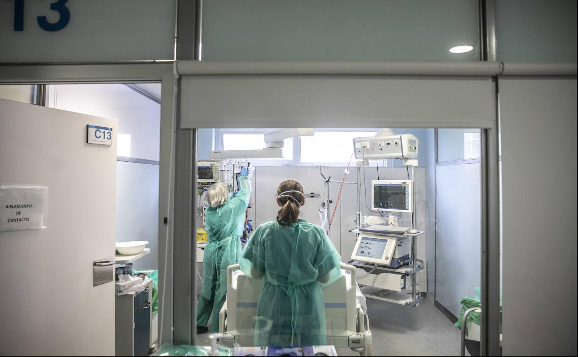 Dos enfermeras atienden, a finales del mes de enero, a un paciente ingresado en el hospital San Pedro de la capital riojana. justo rodríguez