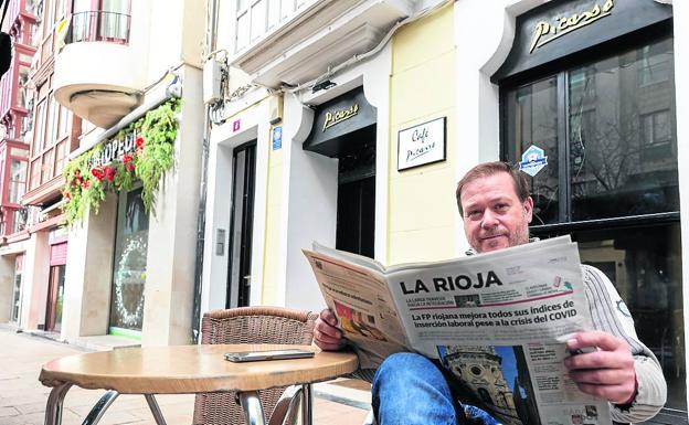 Cristóbal Roldán, responsable del bar Picasso, en la calle Portales, lee Diario La Rioja. 