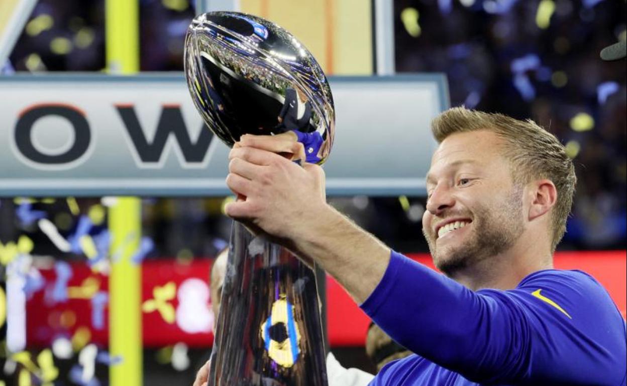 Sean McVay agarra el trofeo Vince Lombardi que acredita al campeón de la Super Bowl. 