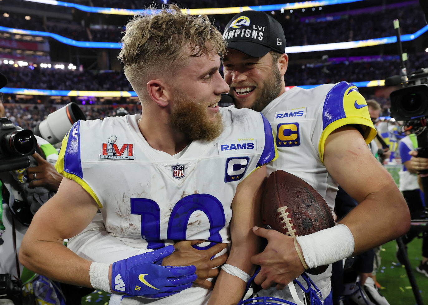 Cooper Kupp, mejor jugador ofensivo de la NFL esta temporada y MVP de la Super Bowl LVI, festeja la victoria junto a Matthew Stafford, quarterback de Los Angeles Rams. 