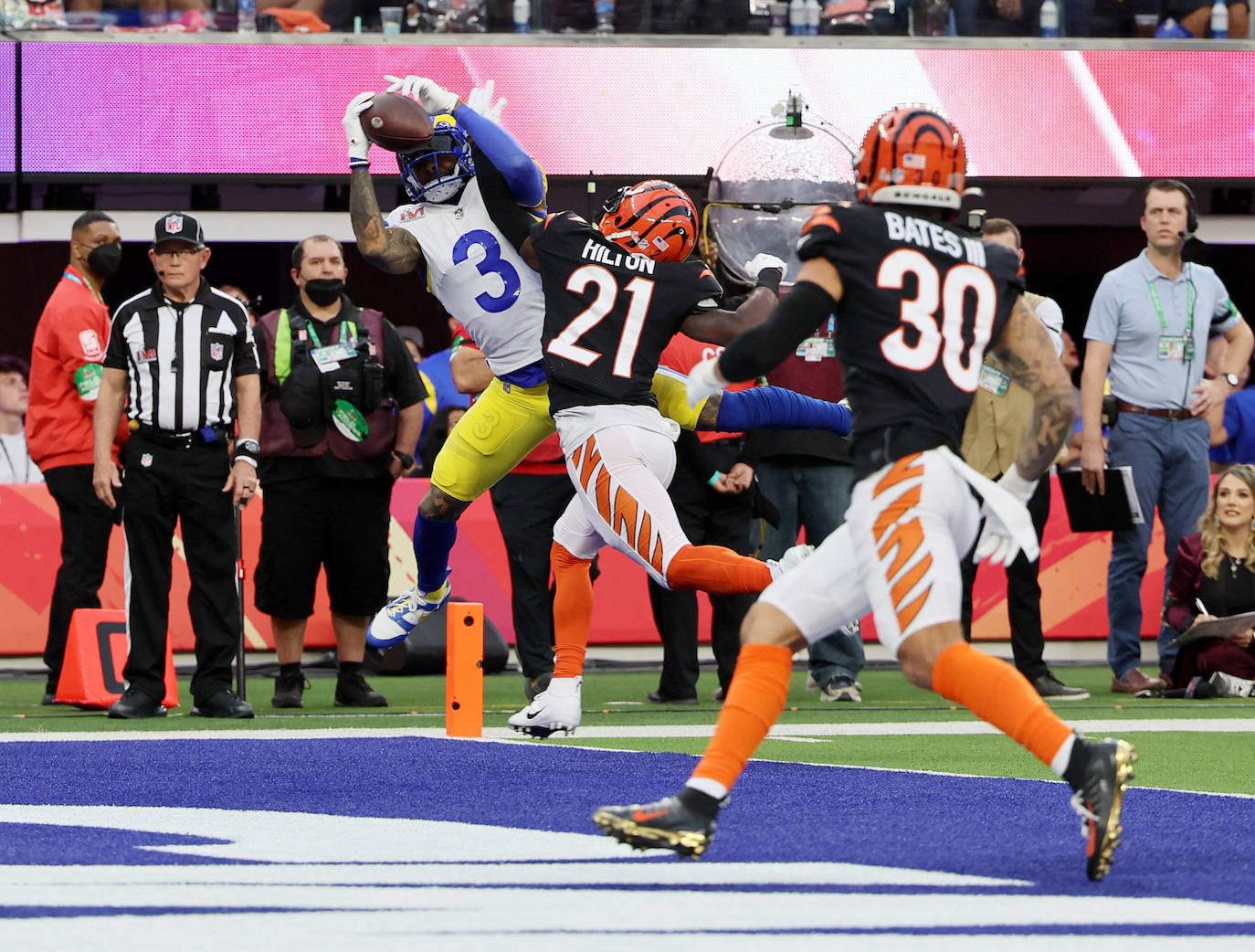 Odell Beckham Jr., que más tarde se retiraría lesionado, fue el encargado de inaugurar el marcador para Los Angeles Rams con este espectacular touchdown. 