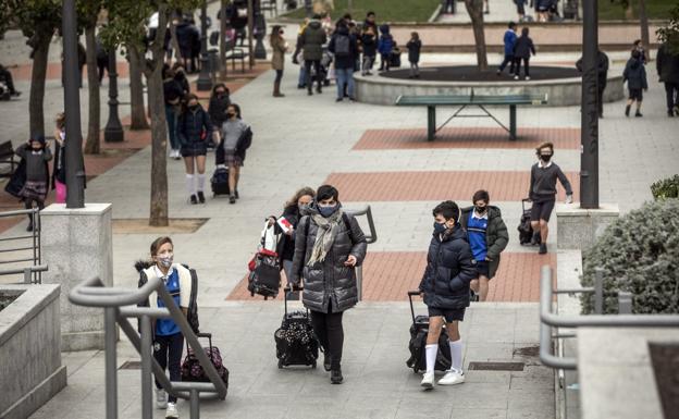 Un grupo de niños, en la salida de La Enseñanza. 