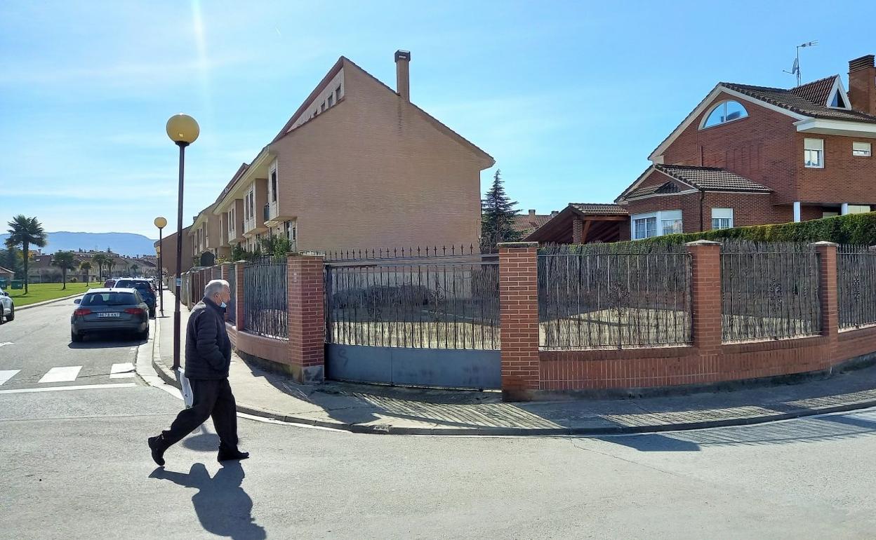 Un hombre transita sobre el terreno por el que se ha modificado el Plan General de Lardero. 