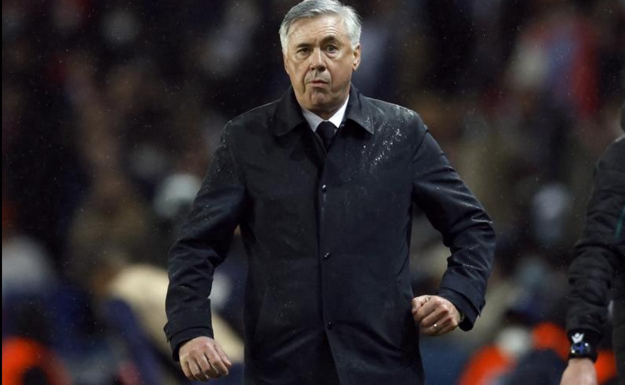 Carlo Ancelotti, con gesto serio durante el partido ante el PSG. 