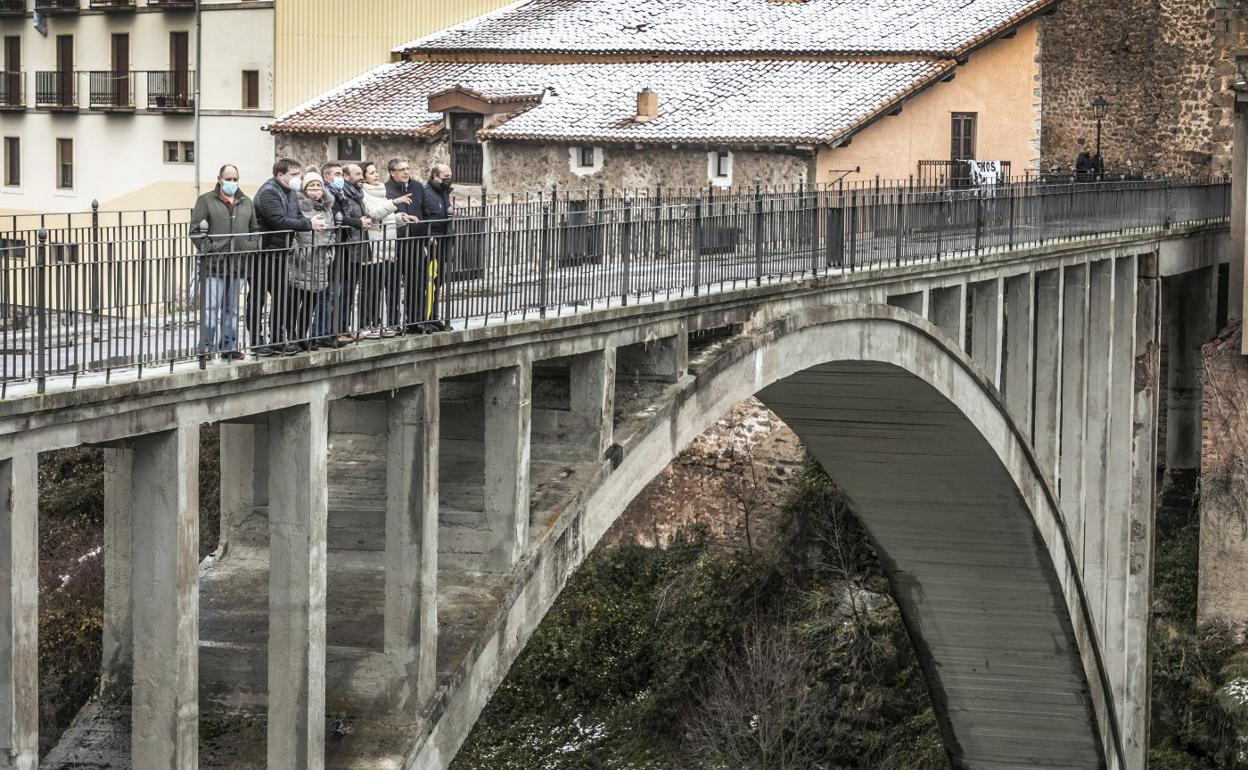 Concha Andreu, con miembros de su equipo de Gobierno, en una imagen de archivo, visita el viaducto junto a los responsables locales. 