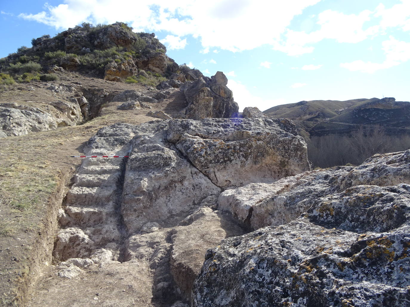 La campaña de mantenimiento del yacimiento arqueológico de Contrebia Leucade ha concluido con importantes novedades como el hallazgo de un lagar en el sector norte. 