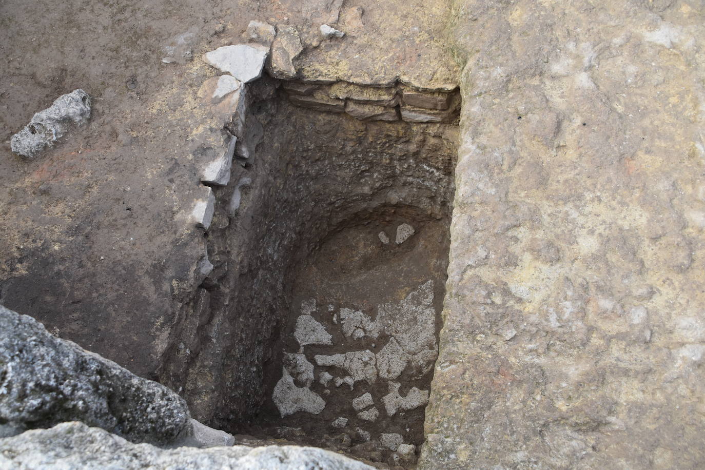 La campaña de mantenimiento del yacimiento arqueológico de Contrebia Leucade ha concluido con importantes novedades como el hallazgo de un lagar en el sector norte. 