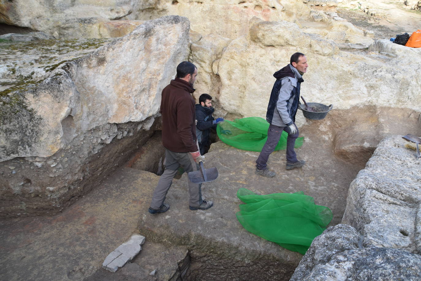 La campaña de mantenimiento del yacimiento arqueológico de Contrebia Leucade ha concluido con importantes novedades como el hallazgo de un lagar en el sector norte. 