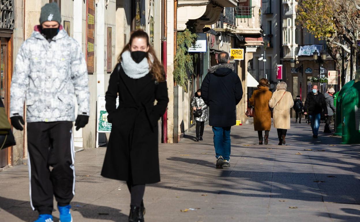 Varios peatones, en una calle de Logroño. 