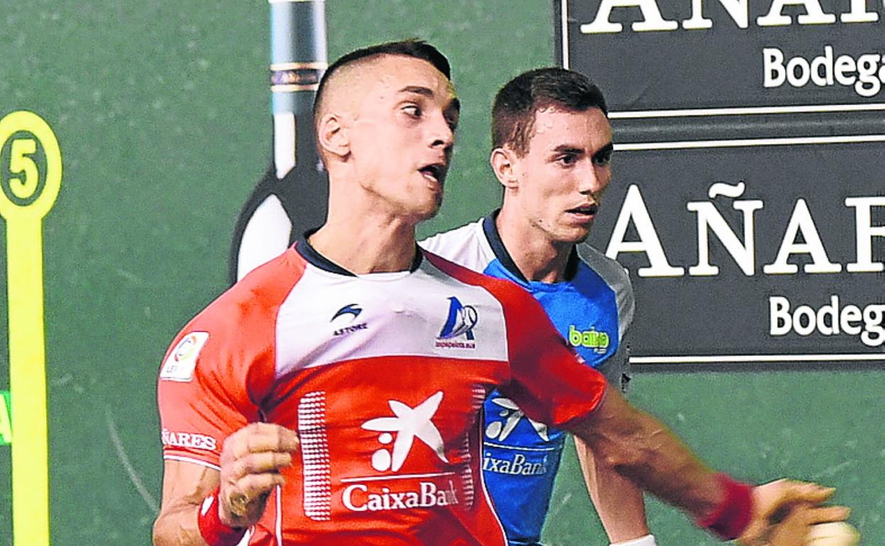 Zabala golpea con su izquierda ante Zubizarreta. 