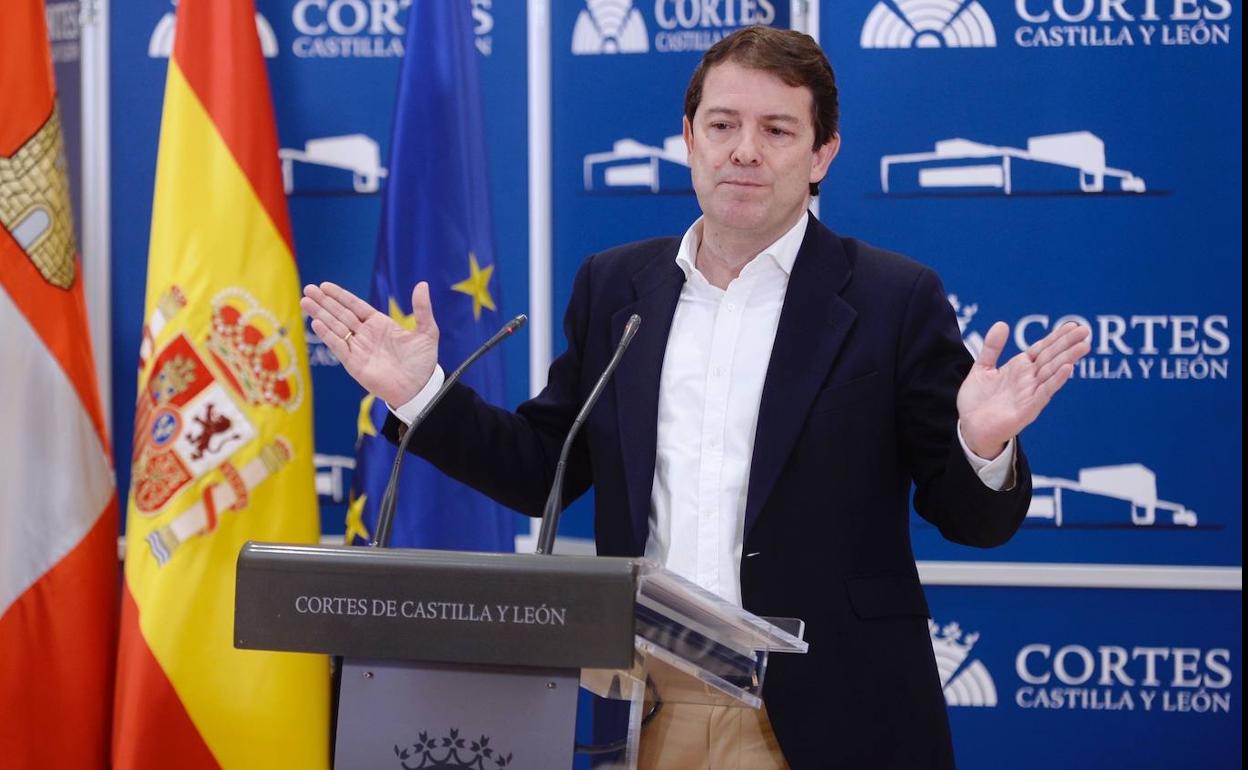 El presidente en funciones de Castilla y León, Alfonso Fernández Mañueco, este lunes tras reunirse con el PSOE en su ronda de contactos.