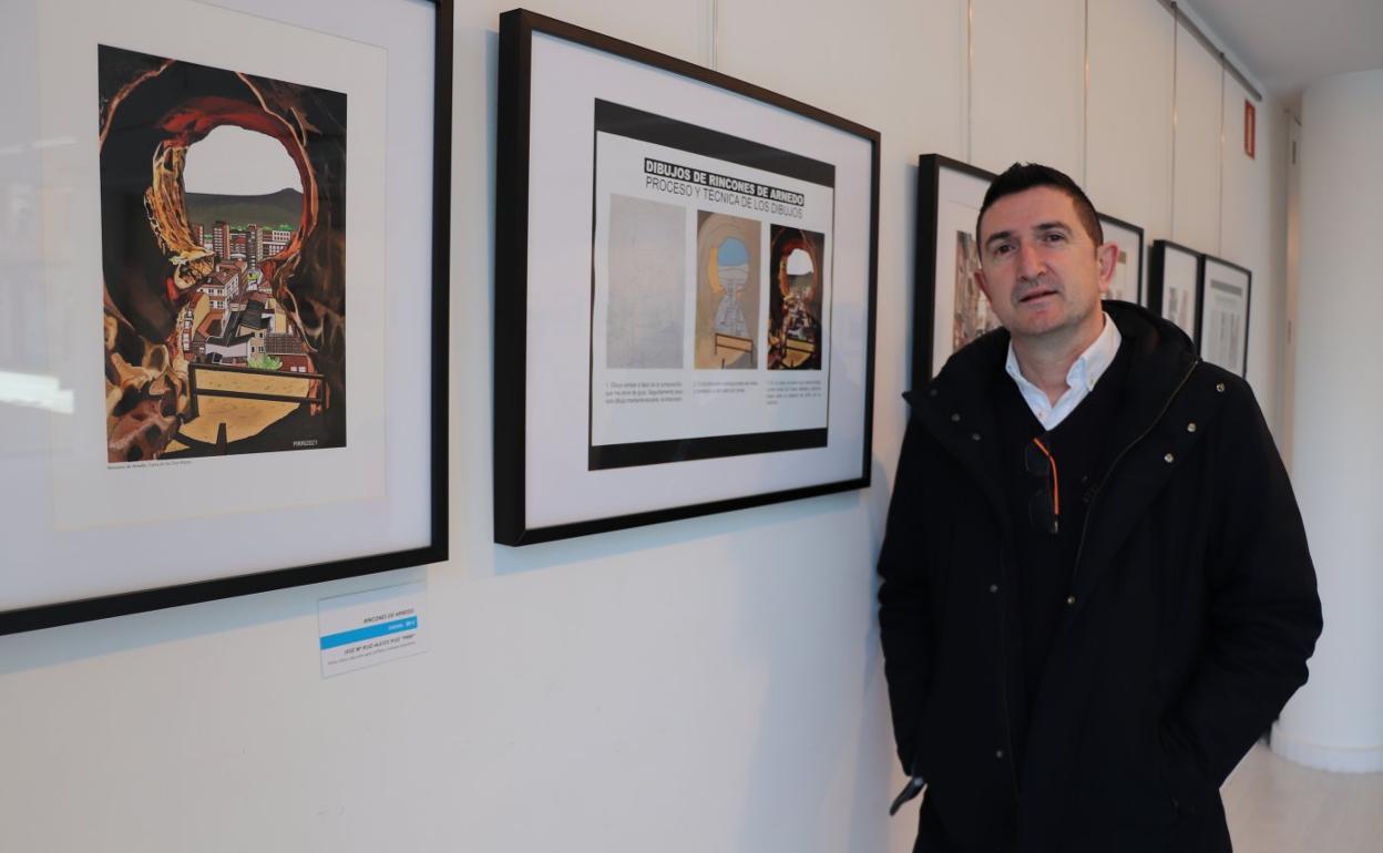 José María Ruiz-Alejos muestra en la exposición el minucioso proceso que lleva a cada dibujo. 