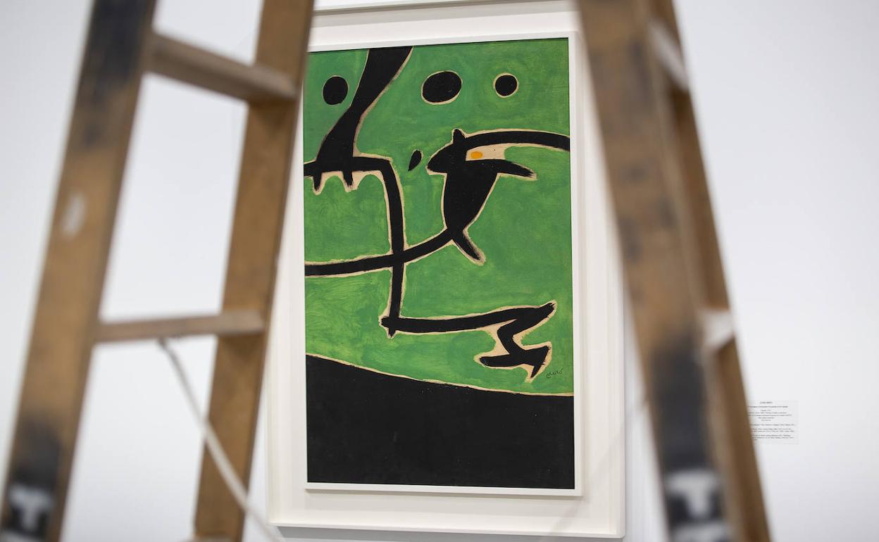 'Vol d'oiseaux entourant le jaune d'un éclair,' tela de Joan Miró pintada en 1973 a la venta por dos millones de euros en la galería de Leandro Navarro. 