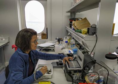 Imagen secundaria 1 - Los dos investigadores del grupo ECOPHYS de la Universidad de La Rioja, con el musgo antártico al fondo.