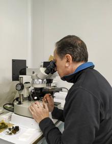 Imagen secundaria 2 - Los dos investigadores del grupo ECOPHYS de la Universidad de La Rioja, con el musgo antártico al fondo.