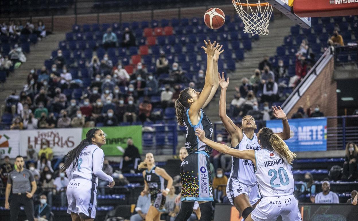 Geldof busca un rebote en el partido de la primera vuelta ante el Leganés en el Palacio de los Deportes logroñés. 