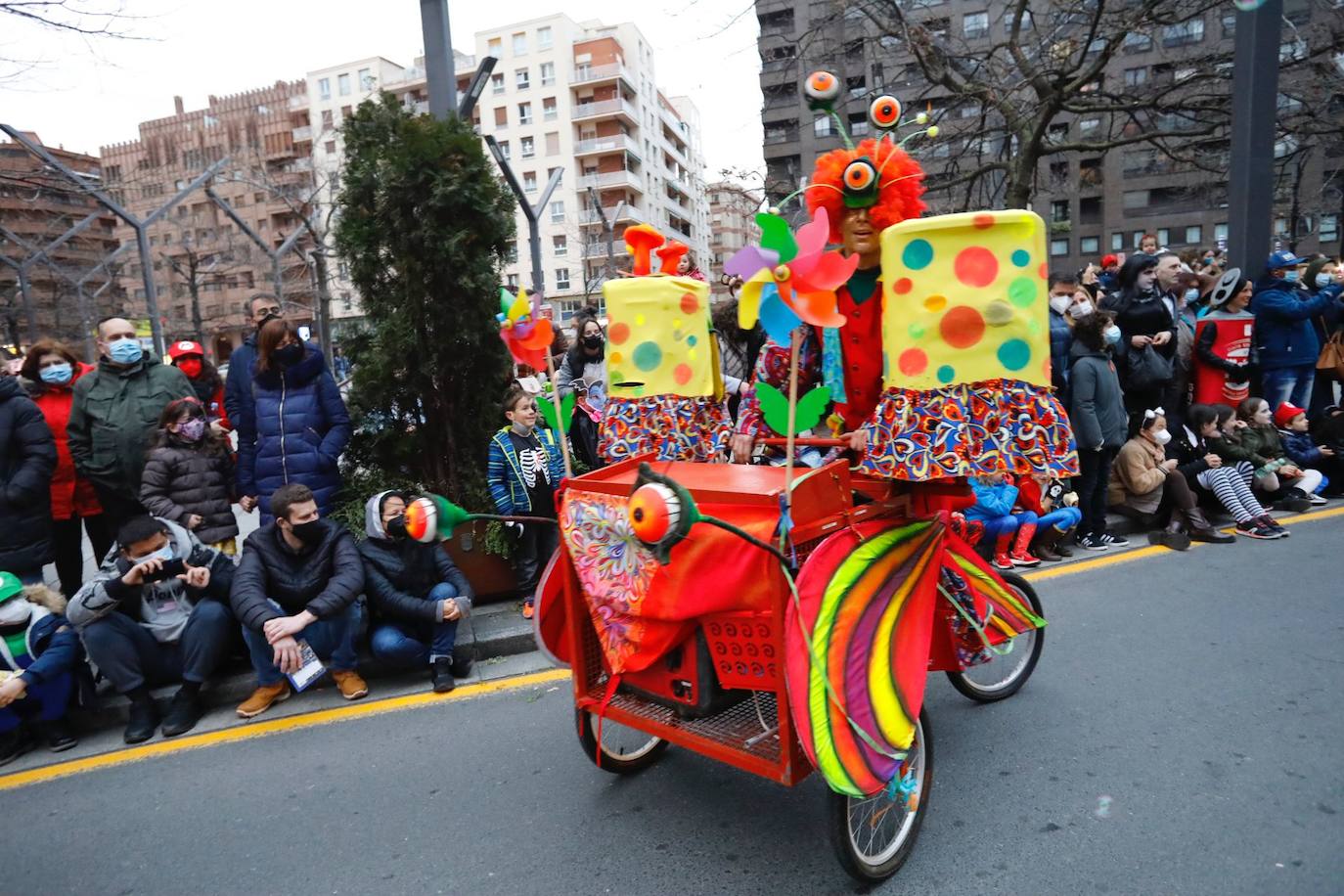 Los ciudadanos no han faltado a la cita, han acudido al desfile por la ciudad para observar los disfraces de los grupos que participan en el esperado acto