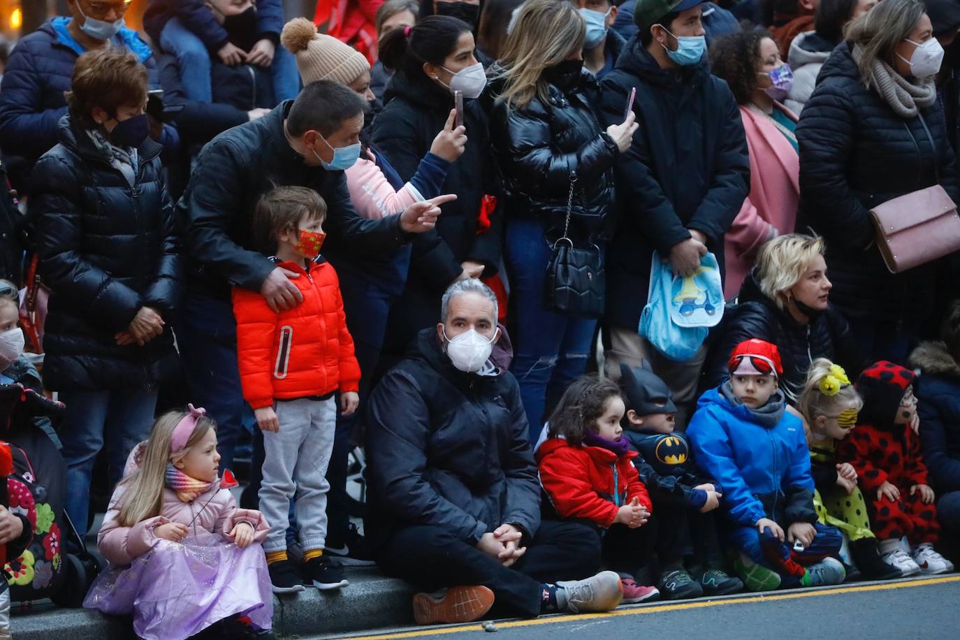 Los ciudadanos no han faltado a la cita, han acudido al desfile por la ciudad para observar los disfraces de los grupos que participan en el esperado acto