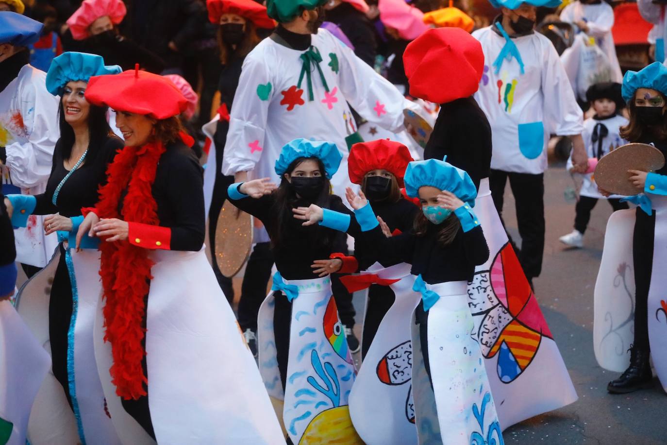 Los ciudadanos no han faltado a la cita, han acudido al desfile por la ciudad para observar los disfraces de los grupos que participan en el esperado acto