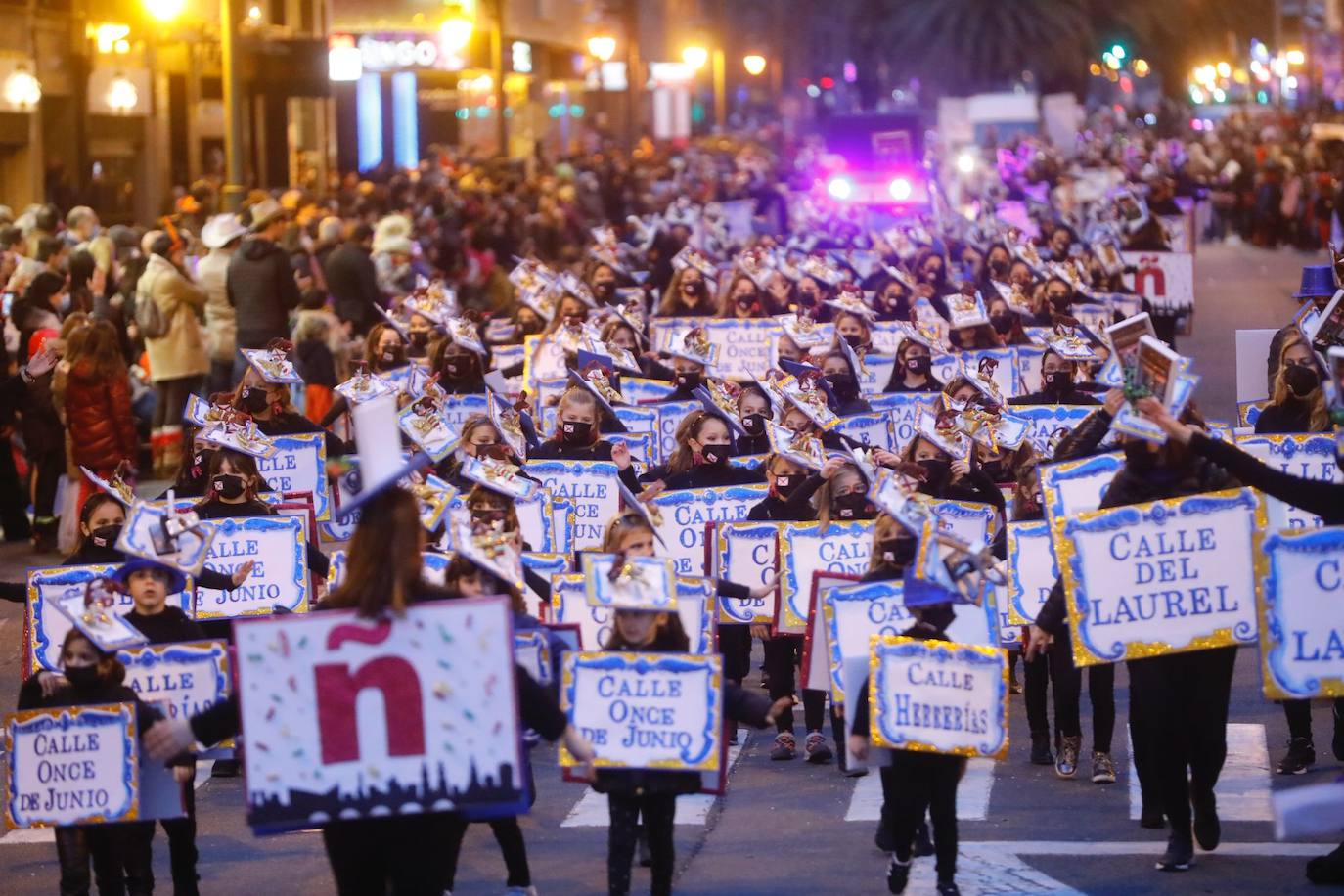 Los ciudadanos no han faltado a la cita, han acudido al desfile por la ciudad para observar los disfraces de los grupos que participan en el esperado acto