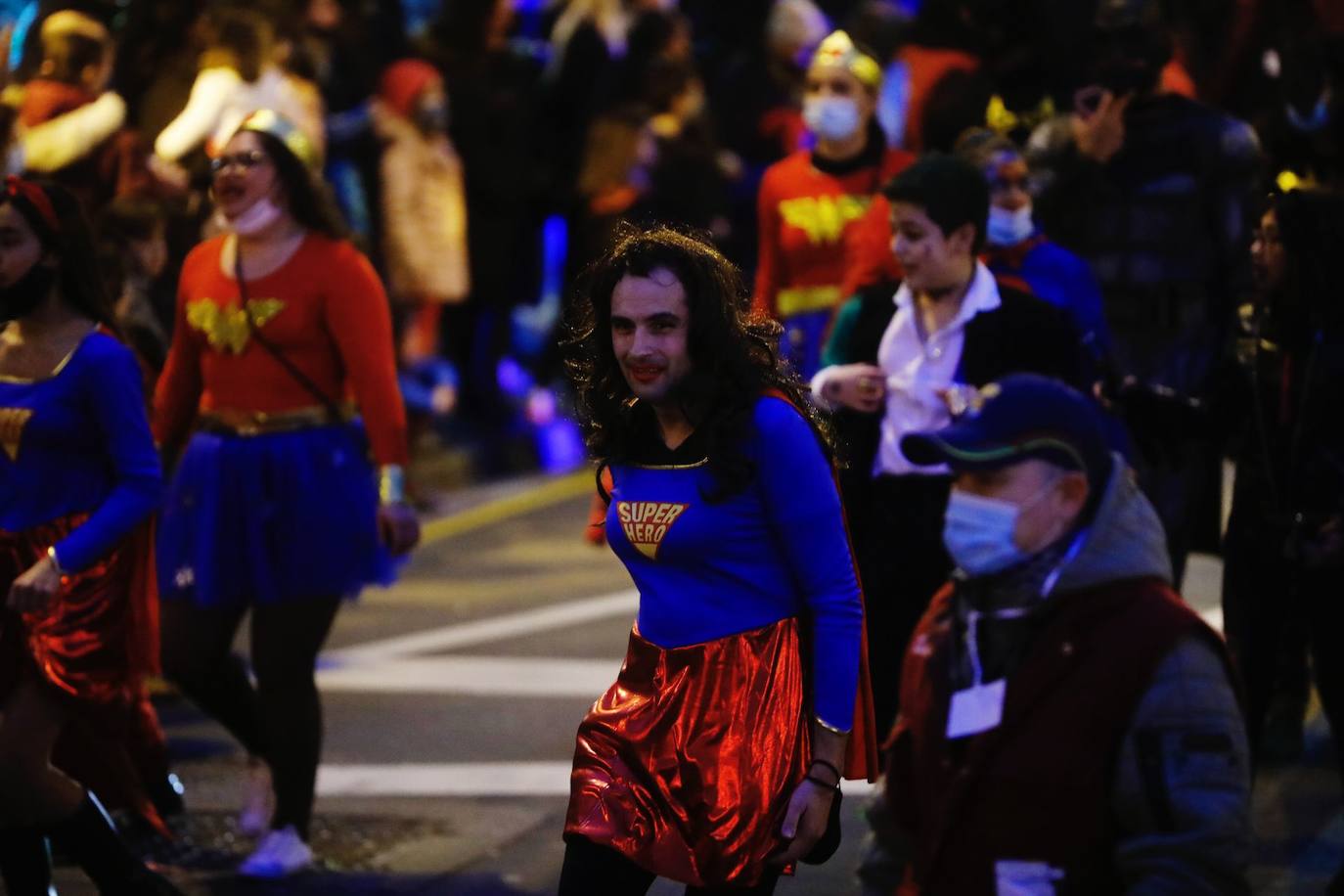 Los ciudadanos no han faltado a la cita, han acudido al desfile por la ciudad para observar los disfraces de los grupos que participan en el esperado acto