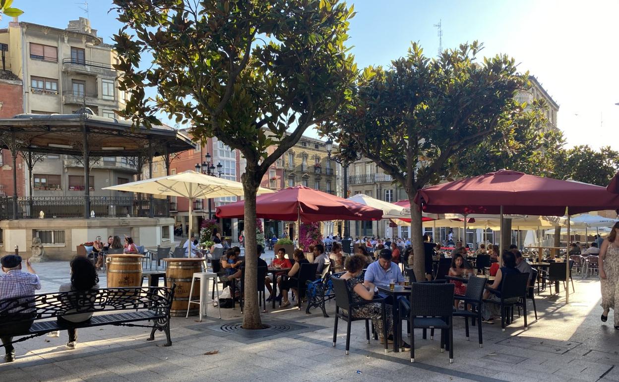 Terraza de uno de los establecimientos de la plaza de la Paz. 