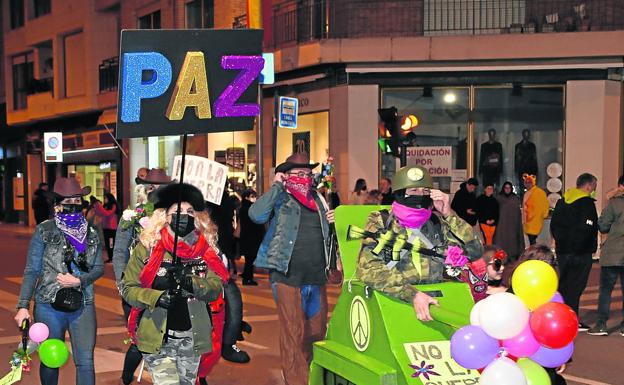 Calahorra. Disfraces con mensajes de actualidad reivindicando la paz y el no a la guerra.