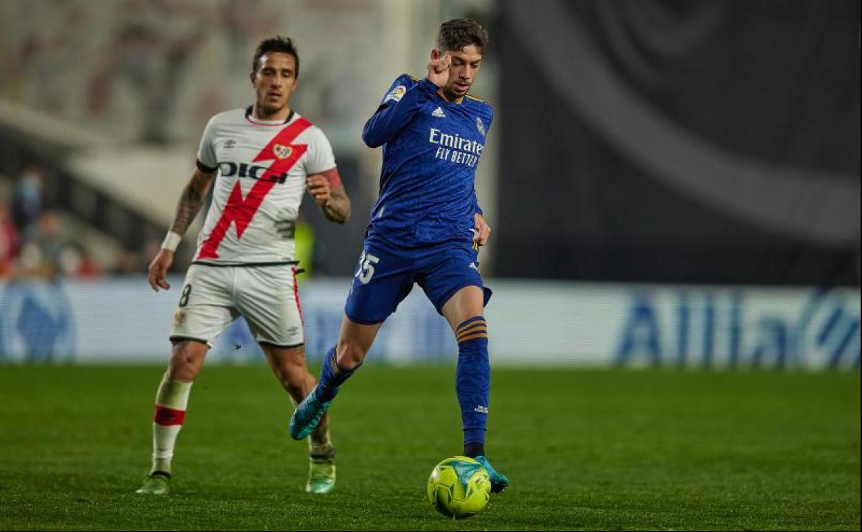 Fede Valverde conduce el balón ante el rayista Óscar Trejo. 