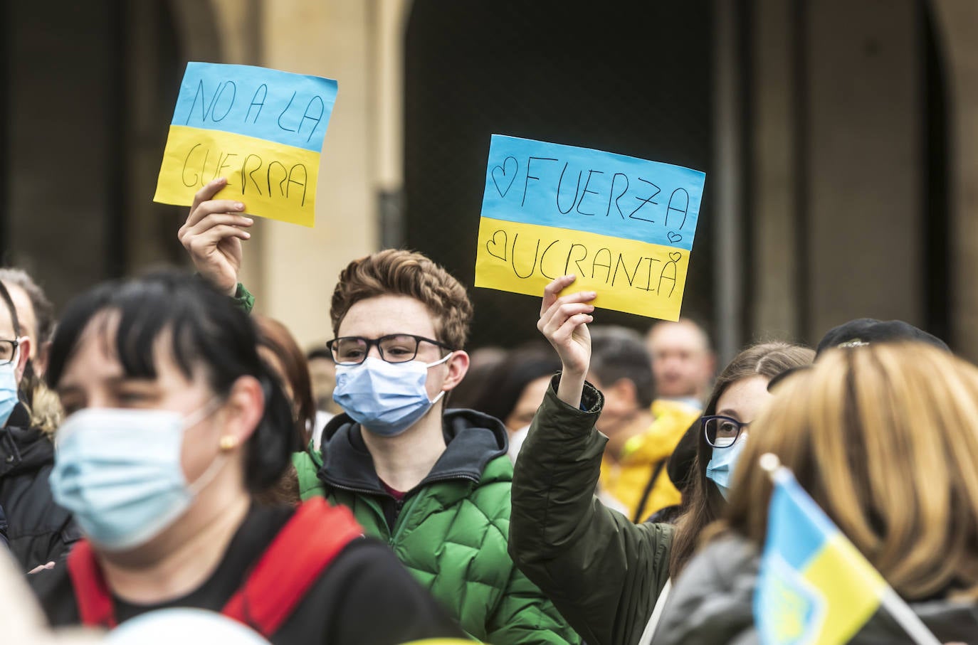 Fotos: Concentración en la plaza del Mercado de Logroño para clamar por la paz en Ucrania