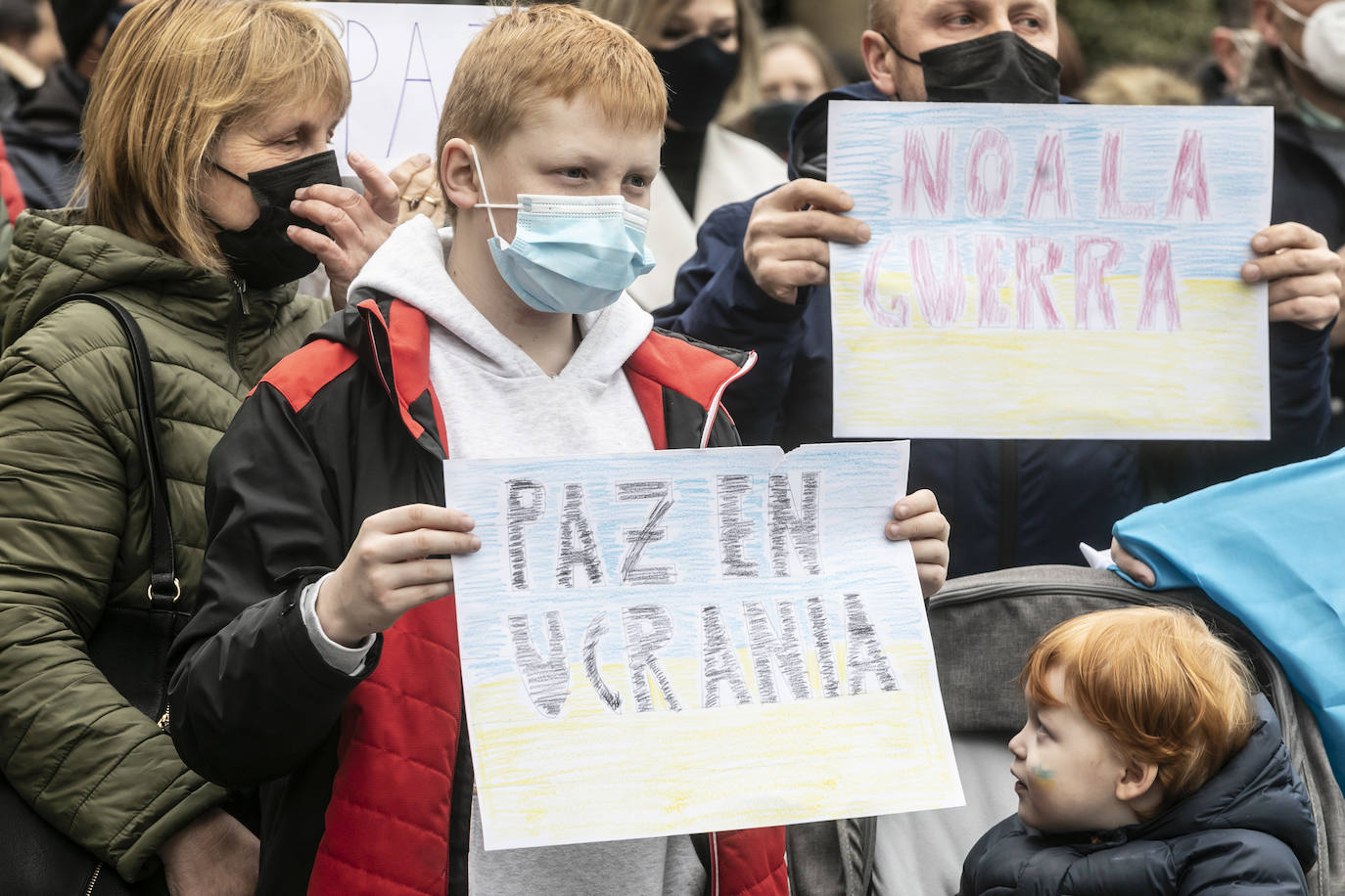 Fotos: Concentración en la plaza del Mercado de Logroño para clamar por la paz en Ucrania