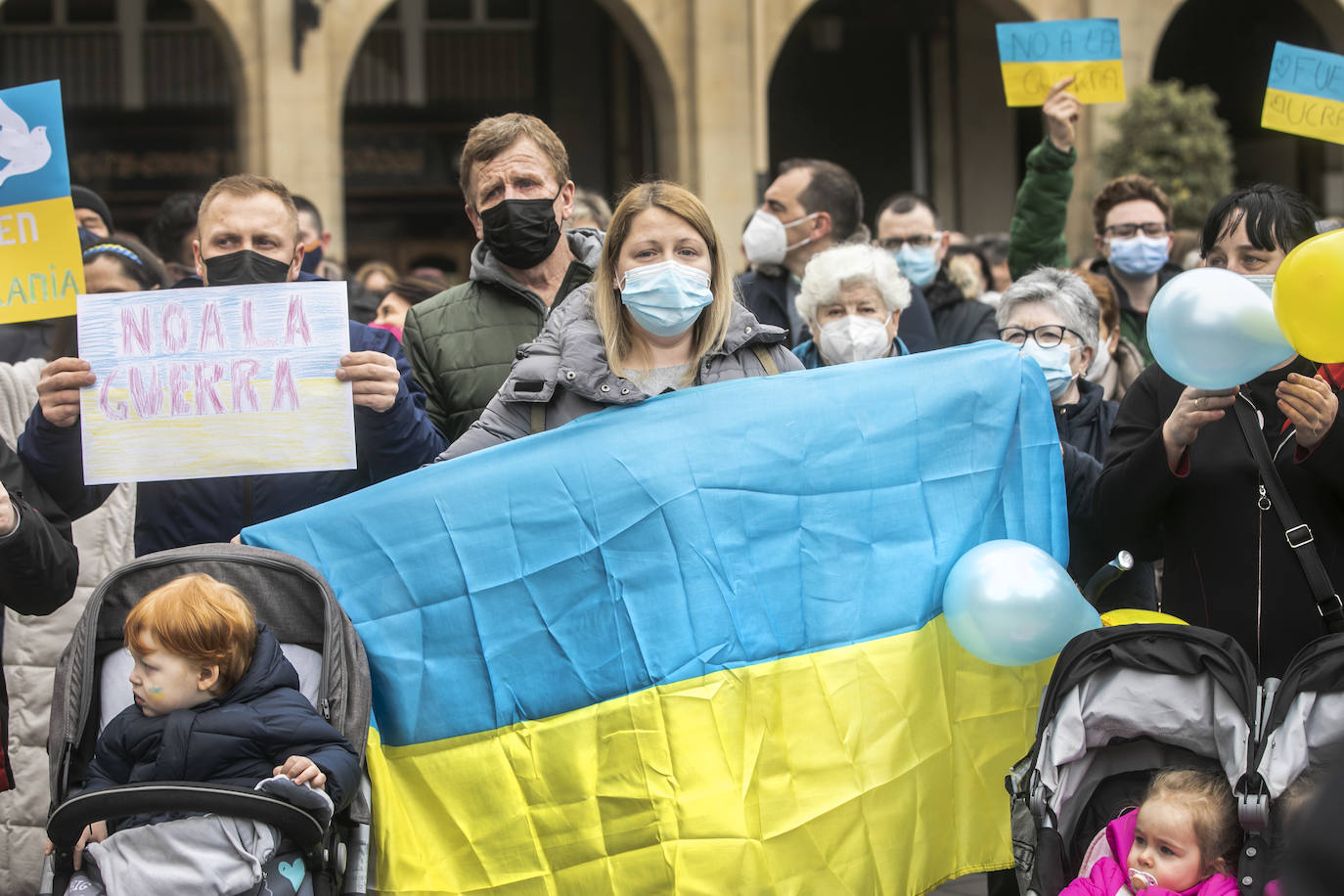 Fotos: Concentración en la plaza del Mercado de Logroño para clamar por la paz en Ucrania