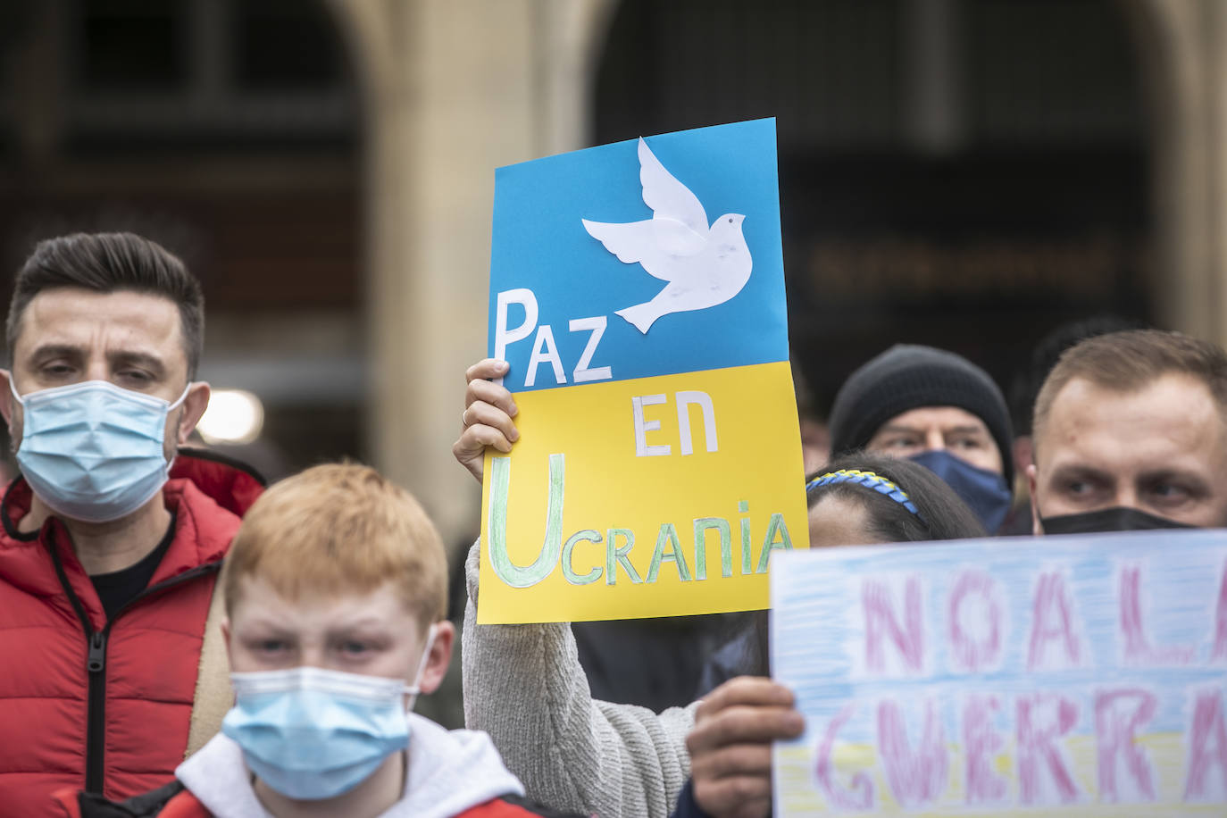 Fotos: Concentración en la plaza del Mercado de Logroño para clamar por la paz en Ucrania