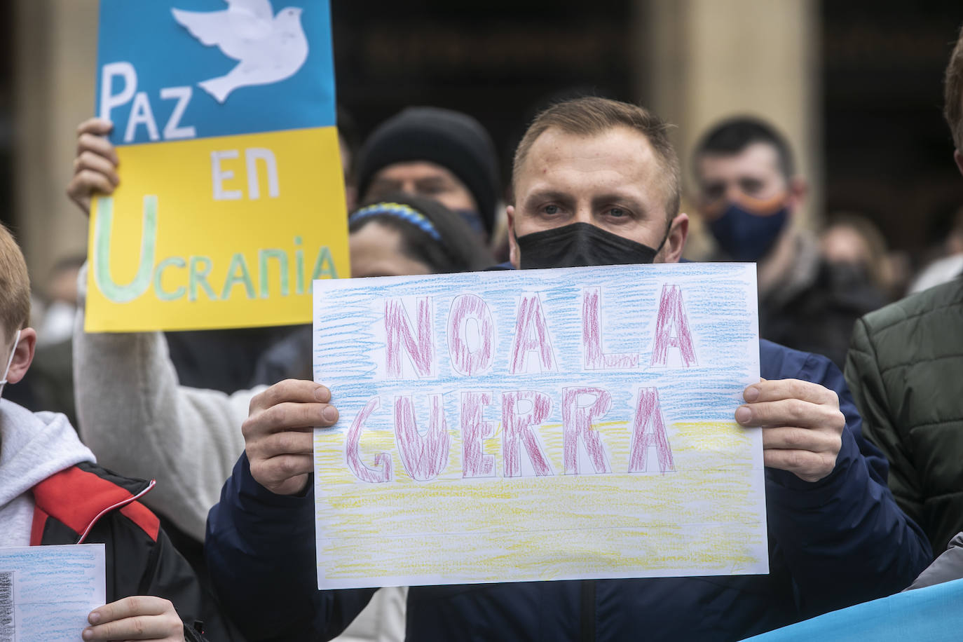 Fotos: Concentración en la plaza del Mercado de Logroño para clamar por la paz en Ucrania