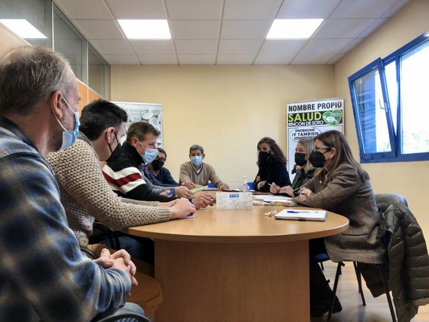 La consejera Eva Hita y otros cargos con los responsables de la SAT Valle de Rincón, ayer. 