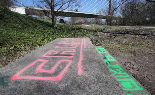 Imagen principal - Una riada de vandalismo en los parques de las riberas