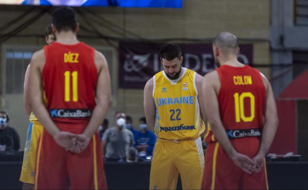 Jugadores de la selecciones de España y Ucrania guardan un minuto de silencio en protesta ante el ataque de Rusia a su vecino. 