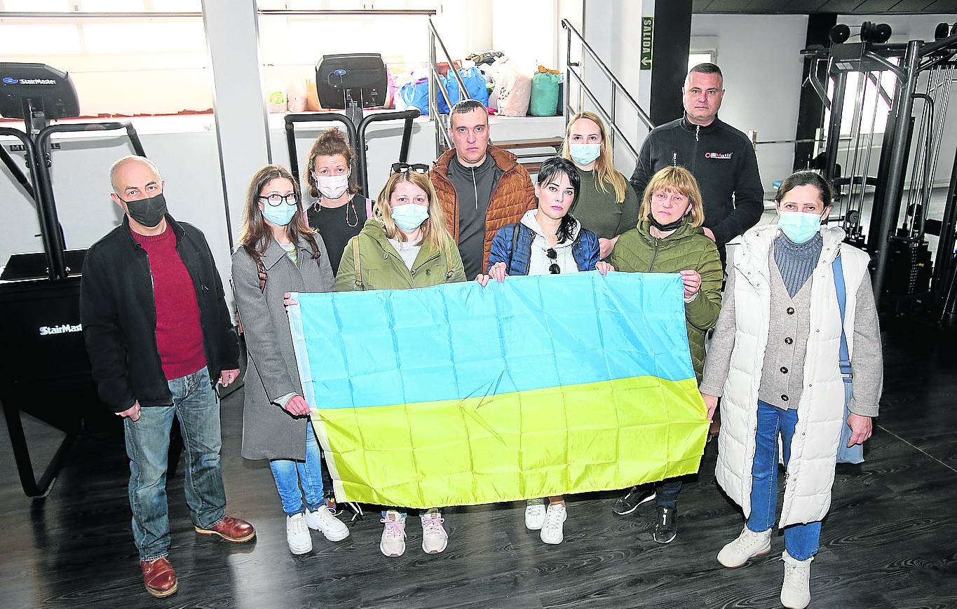Parte de los impulsores de la iniciativa, en el Center Gym de la calle San Millán de Logroño, uno de los puntos de recogida de la ayuda. 