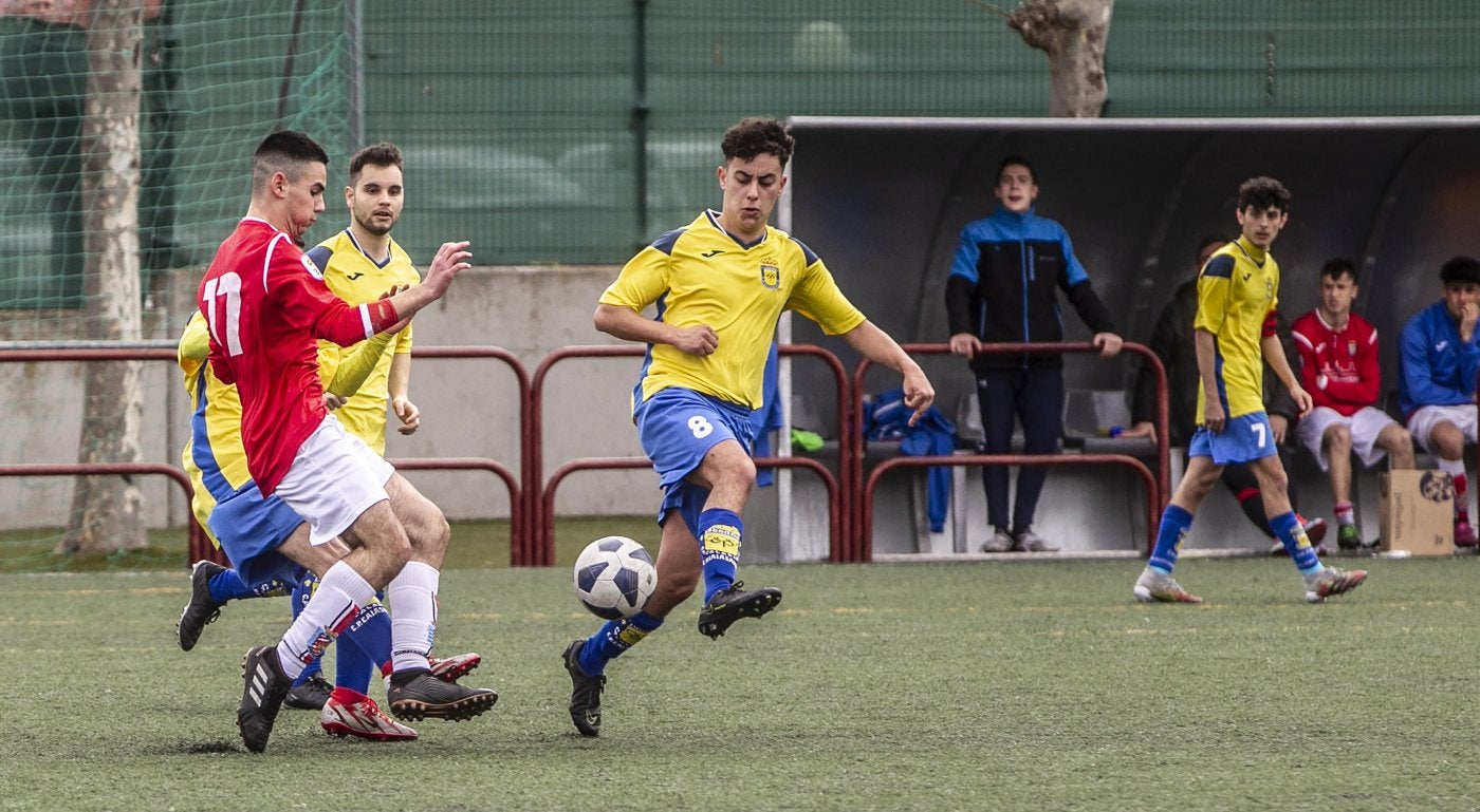 El jugador del Villegas pierde un balón ante la presión del Calasancio. 