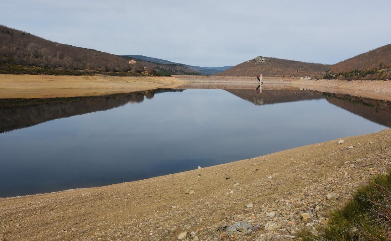 Aspecto que presentaba ayer el embalse de Pajares, al 41,6% de su capacidad. 