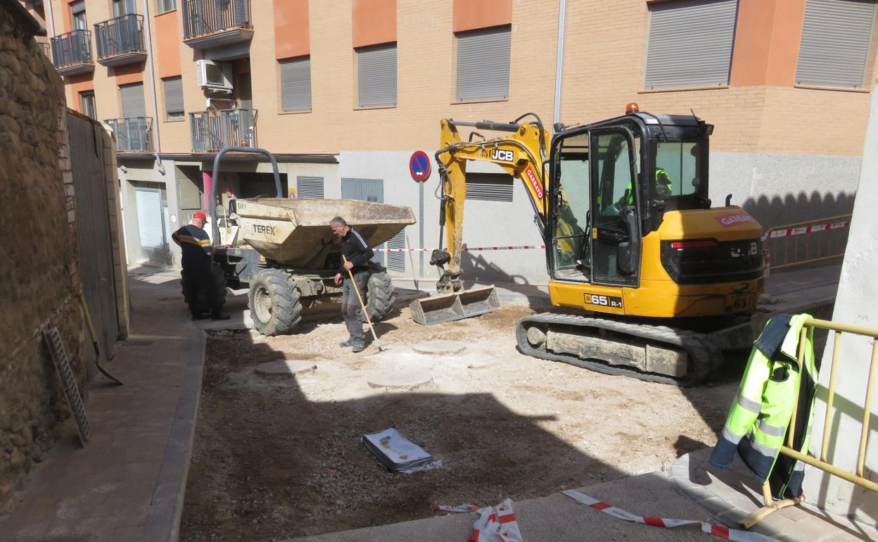 Los trabajos para recomponer los paños han comenzado por la parte superior de la calle Cabezo. 